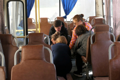 Helfer im Bus