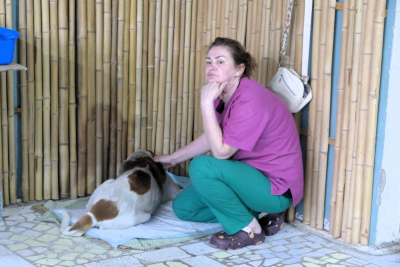 Marina beruhigt einen Hund